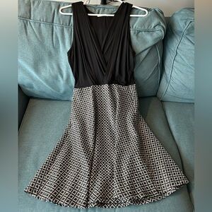 Black and White V-neck Sleeveless Dress